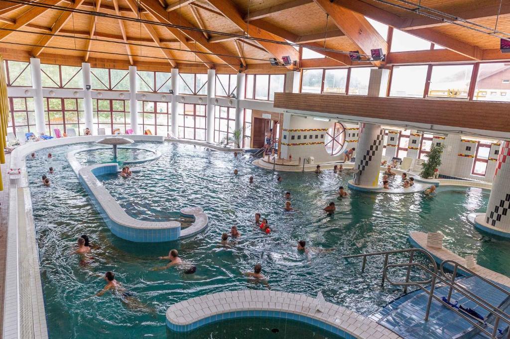 Basen w obiekcie Apartment Zalakaros 8 lub w pobliżu