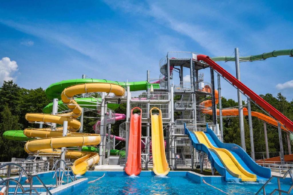 park wodny ze zjeżdżalniami wodnymi w obiekcie Apartment Zalakaros 8 w Zalakaros