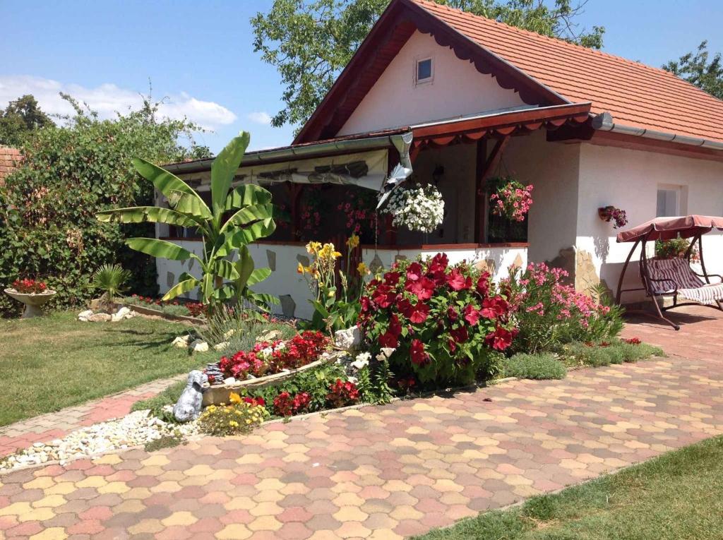 Photo de la galerie de l'établissement Holiday Home Balatonbereny 16, à Balatonberény