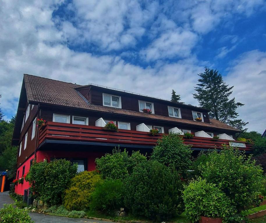 Edificio en el que se encuentra el hostal o pensión