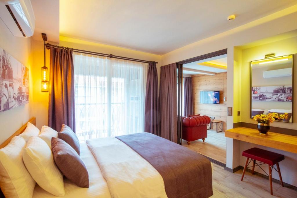 Pokój hotelowy z łóżkiem i lustrem w obiekcie S3 King Residence w mieście Fethiye