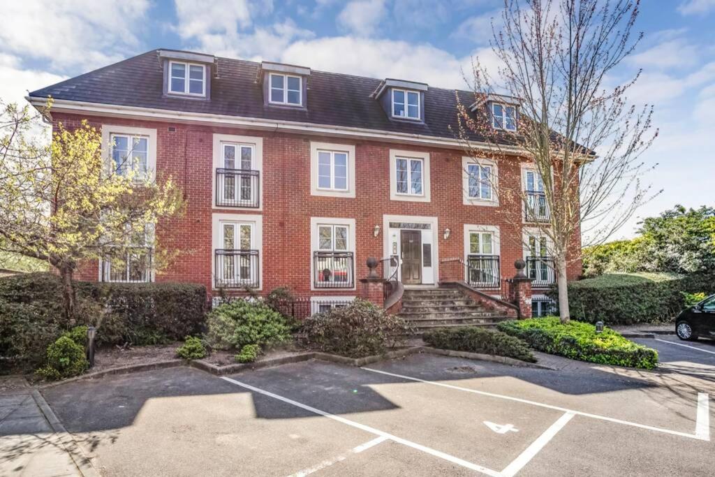 3 bed penthouse- 5 min drive to Kew gardens -free parking