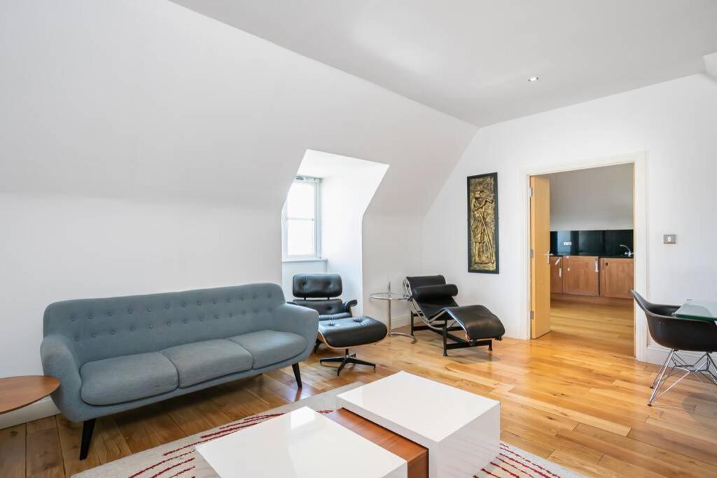 3 bed penthouse- 5 min drive to Kew gardens -free parking