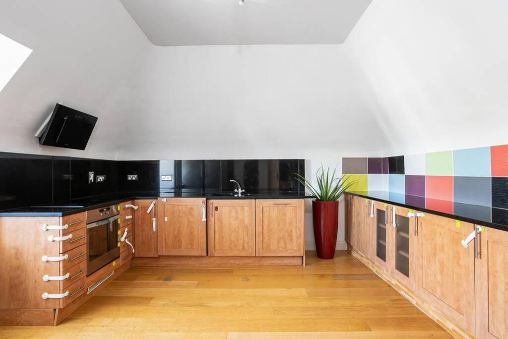 3 bed penthouse- 5 min drive to Kew gardens -free parking