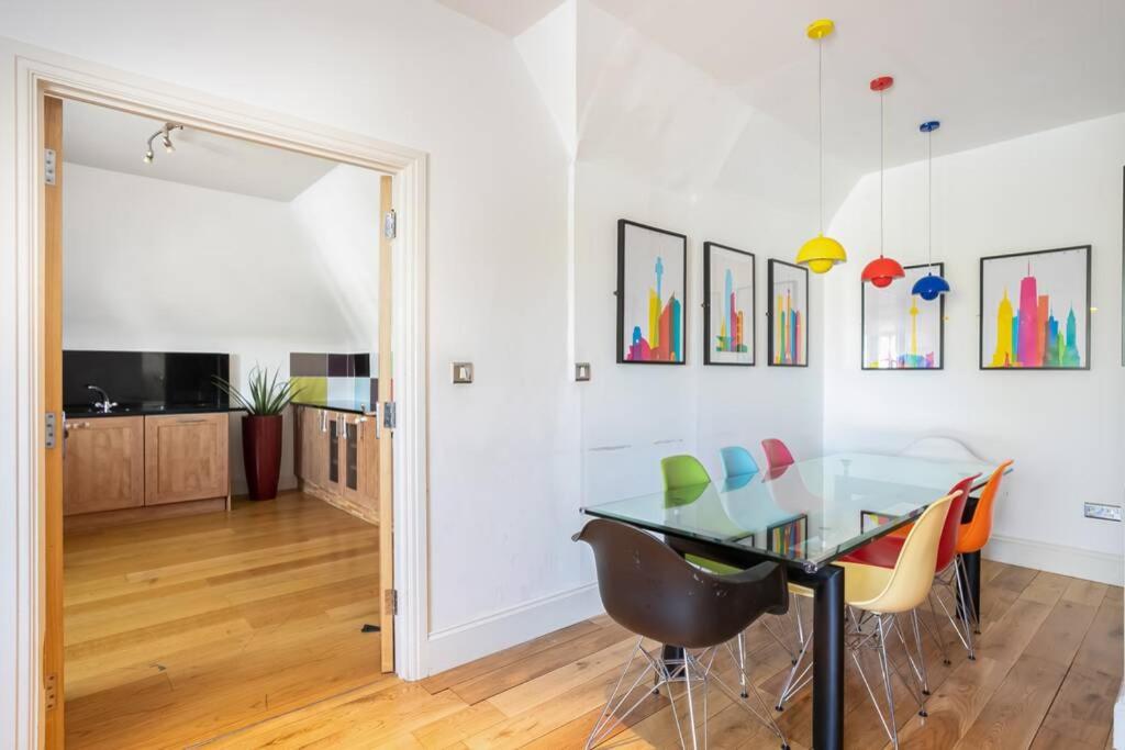 3 bed penthouse- 5 min drive to Kew gardens -free parking