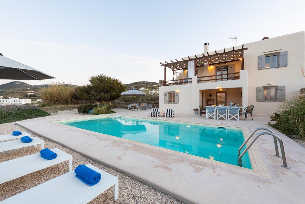 Basen w obiekcie Parasporos Villa - Private Pool - Beach Access lub w pobliżu