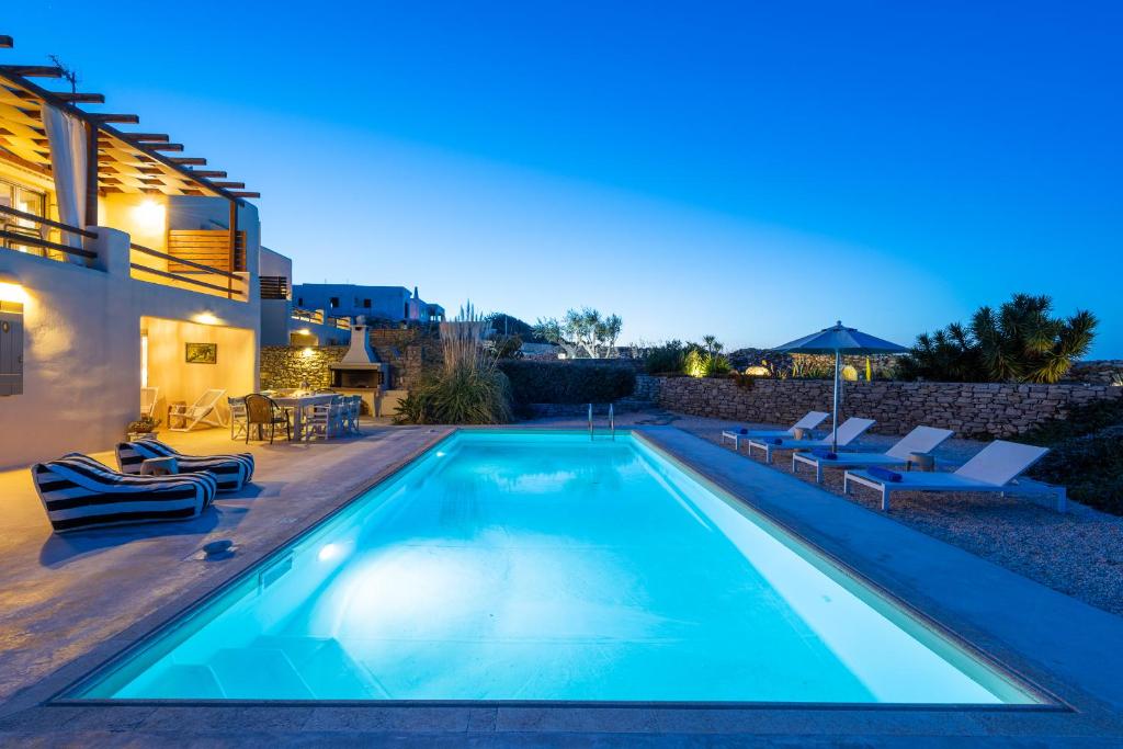 Basen w obiekcie Parasporos Villa - Private Pool - Beach Access lub w pobliżu