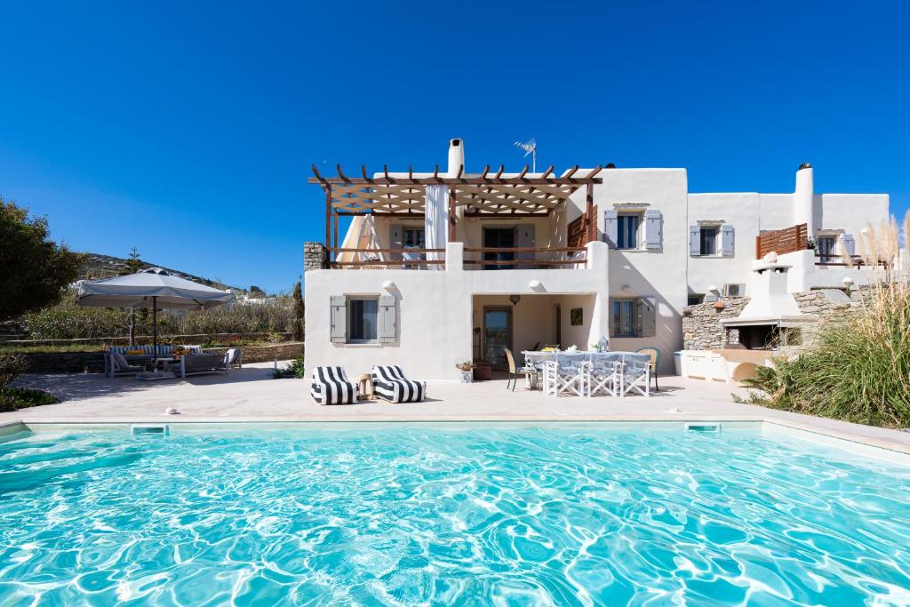 Basen w obiekcie Parasporos Villa - Private Pool - Beach Access lub w pobliżu
