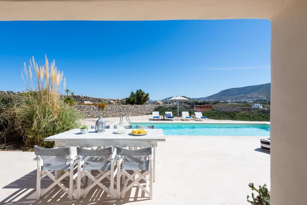 Basen w obiekcie Parasporos Villa - Private Pool - Beach Access lub w pobliżu