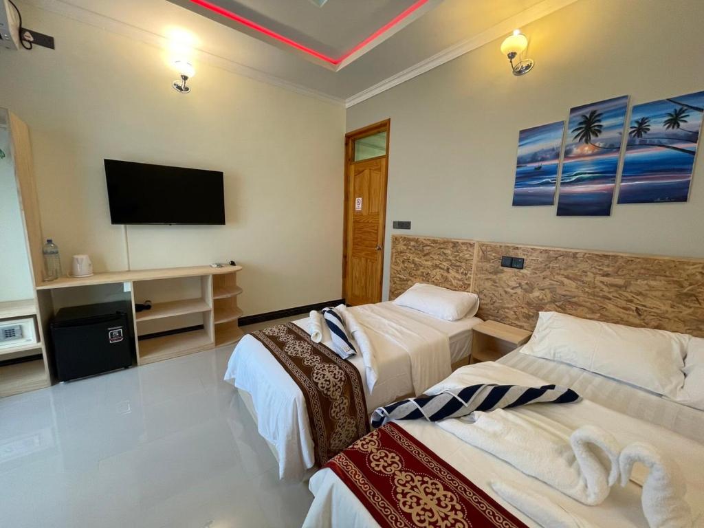 TV a/nebo společenská místnost v ubytování Ocean Waves Inn