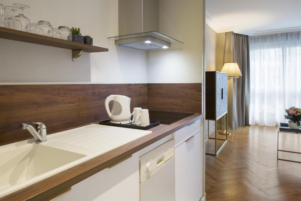 Warwick Reine Astrid - Lyon - Resim 3