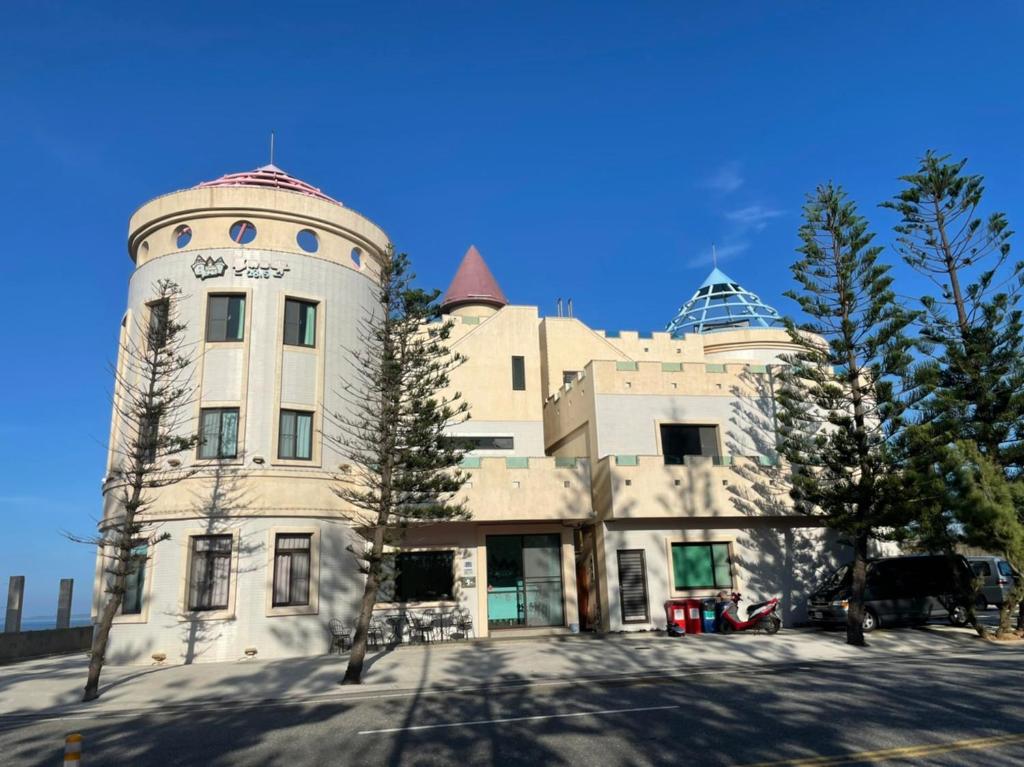 un grand bâtiment avec une tour en haut dans l'établissement 28.5 Bed and Breakfast, à Xiyu