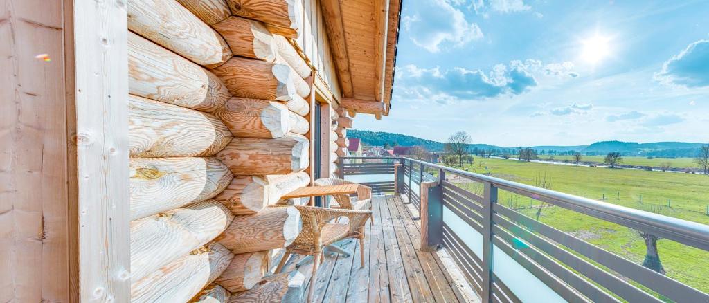 Cabaña con balcón con pared de madera en Sankt Georgimühle, en Kallmünz