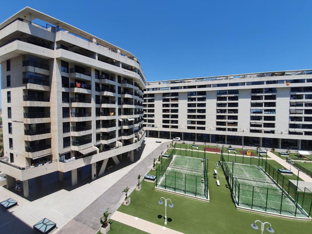 uma vista aérea de dois edifícios com campos de ténis em Style Apartment Patacona Beach segunda linea em Valência