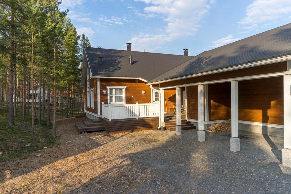 ein kleines Holzhaus mit einer Veranda und einer Veranda in der Unterkunft Sarahovi A in Kalajoki