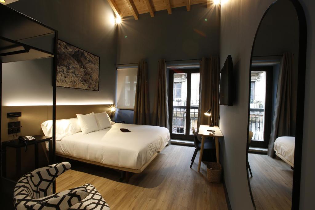 Un pat sau paturi într-o cameră la M&UGA Hotela