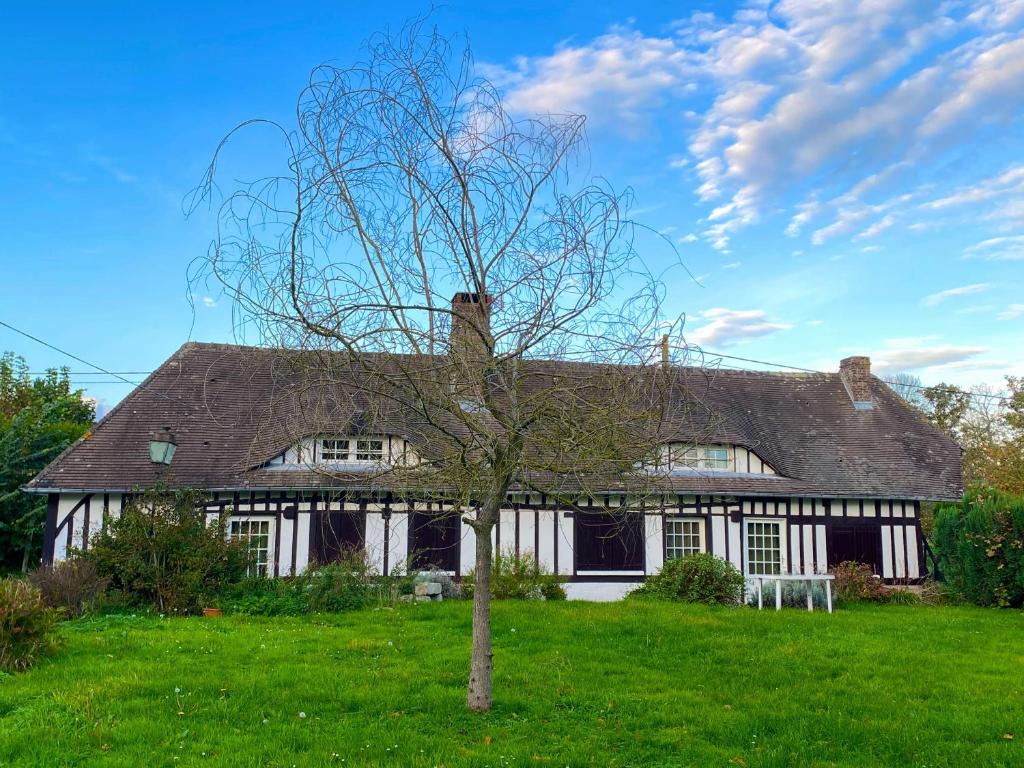 Belle Longère normande, cheminée et jardin arboré