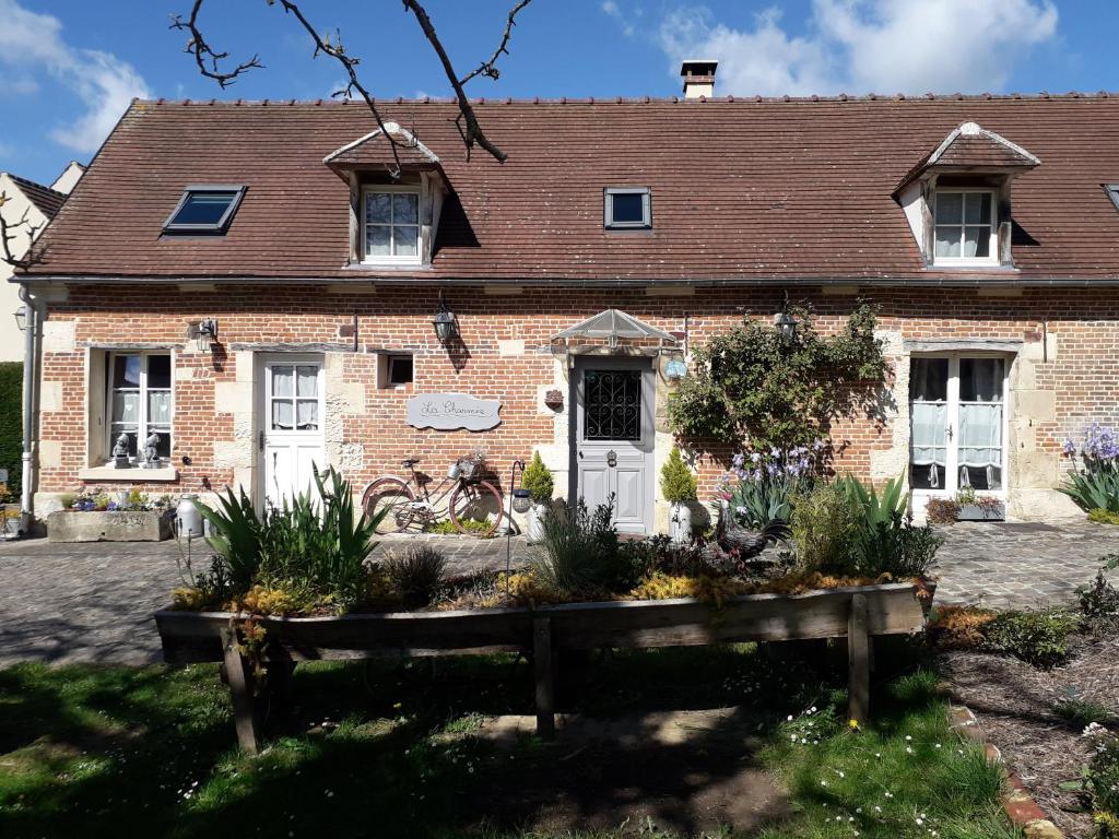 une ancienne maison en briques avec un jardin en face de celle-ci dans l'établissement La Charmée, à Jonquières
