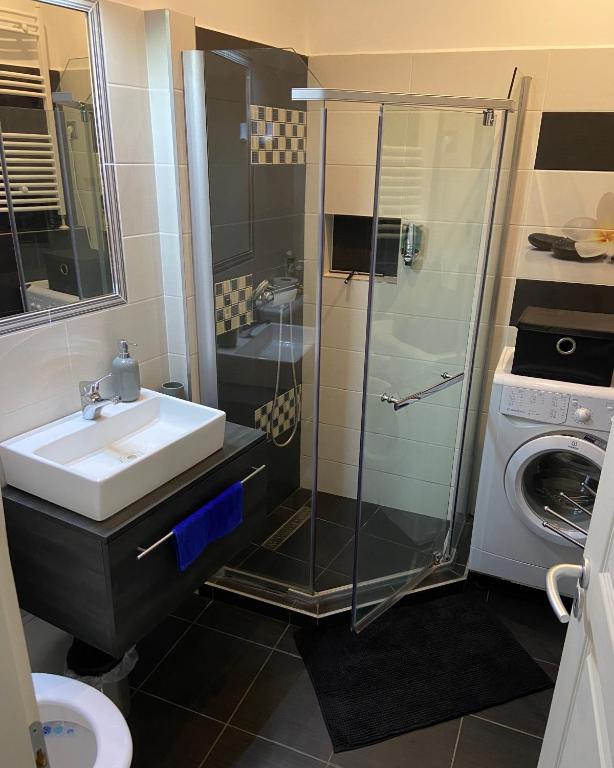 A bathroom at CentRoom Apartman