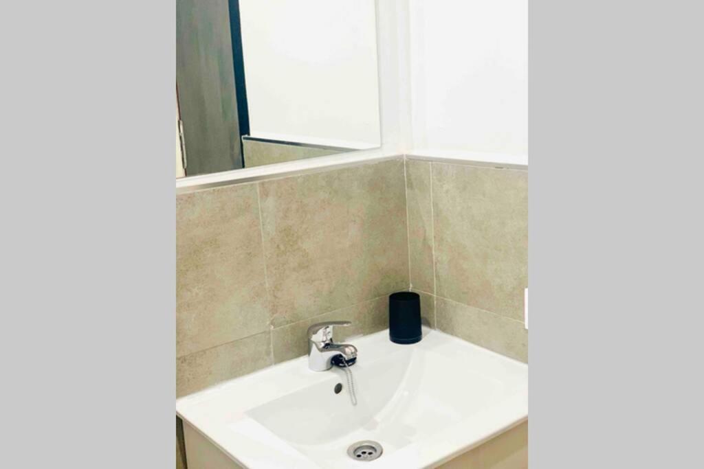 Kúpeľňa v ubytovaní Begonia City Center Apartment 230 BY NAMASTE ELITE