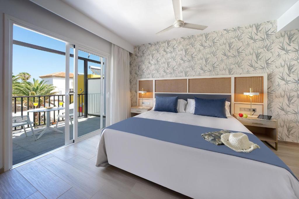 A bed or beds in a room at Broncemar Beach Suites