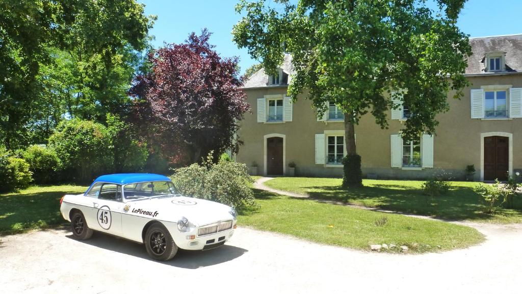 a white car parked in front of a house at LePireau fr Gîte Maître Futuroscope Piscine chauffée in Vouneuil-sur-Vienne