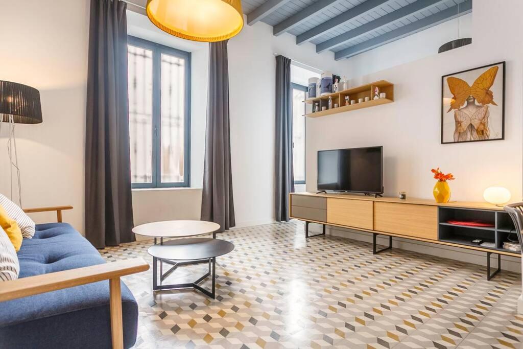 A television and/or entertainment centre at Pop Art, 2BD ground Central Apartment