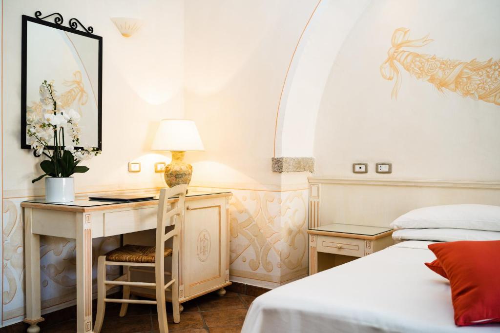 Postel nebo postele na pokoji v ubytování LH Hotel Pozzo Sacro