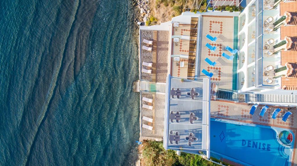 una vista aérea de dos edificios junto al agua en Denise Beach Hotel, en Laganas