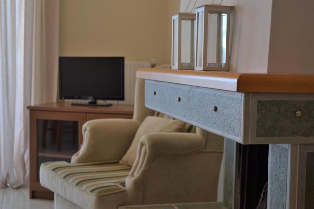 Televízia a/alebo spoločenská miestnosť v ubytovaní Politia Villas