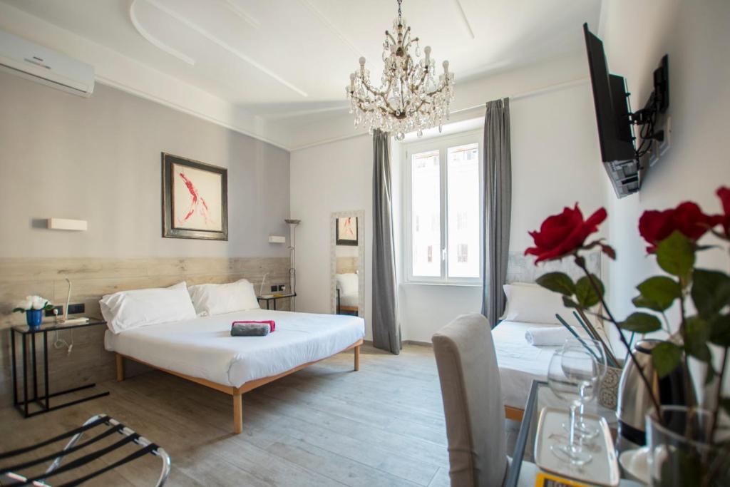 ローマにあるRaffaela's Suite & Rooms Vatican Guest Houseのベッドルーム1室(ベッド1台付)、リビングルームが備わります。