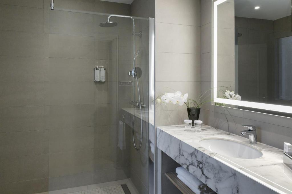 Warwick Reine Astrid - Lyon - Resim 15