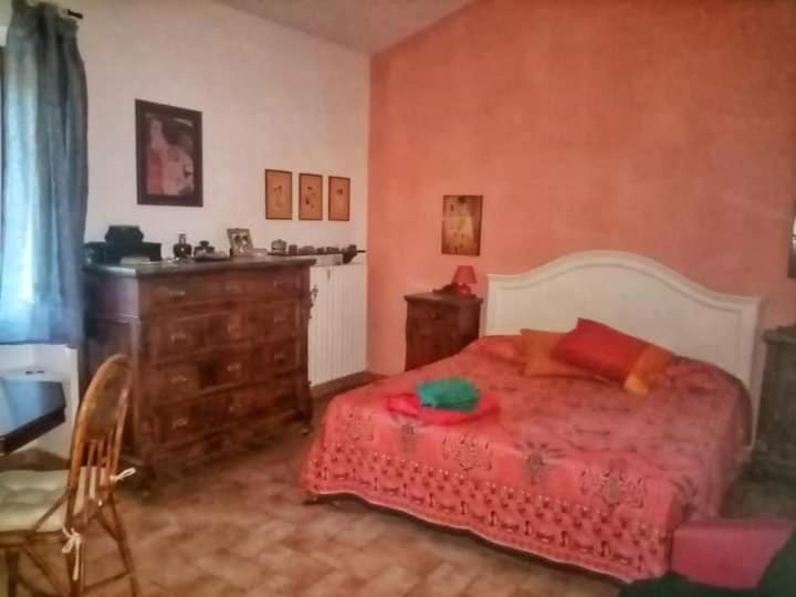 A bed or beds in a room at Il Casale di Aquarubra
