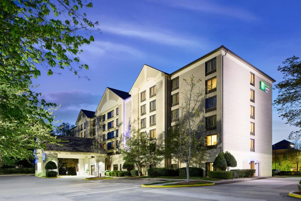 eine Darstellung der Vorderseite eines Hotels in der Unterkunft Holiday Inn Express & Suites Alpharetta, an IHG Hotel in Alpharetta