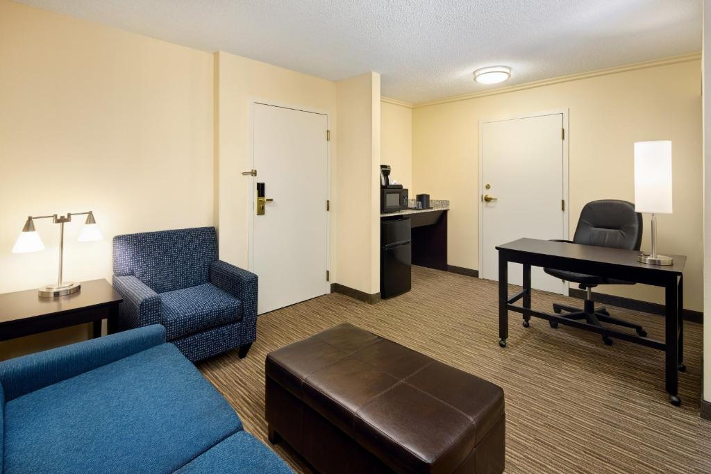 Holiday Inn Express & Suites Alpharetta by IHG - Standard King Room With Mobility Accessible Tub