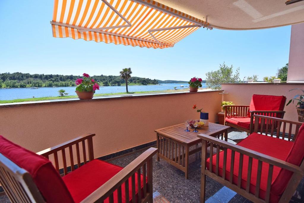 Θέα στο ποτάμι κοντά σε αυτό το διαμέρισμα