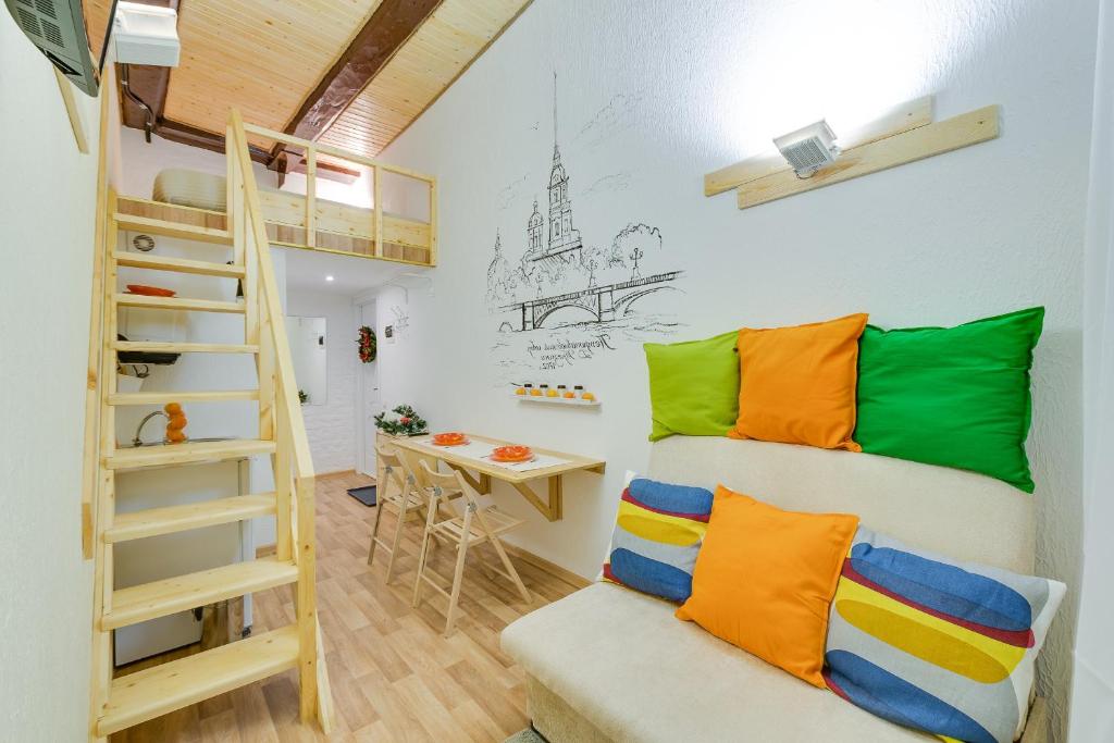 Mały pokój z łóżkiem piętrowym i biurkiem w obiekcie Travelto Kazanski w Petersburgu
