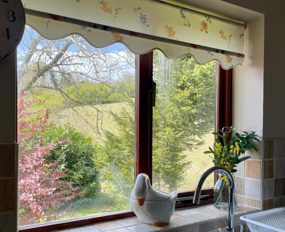 ein Küchenfenster mit Gartenblick in der Unterkunft Derrybrook Cottage, Twin or Superking, Seven Springs Cottages in Cheltenham