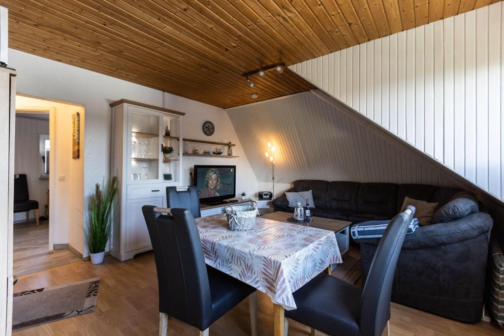 una sala de estar con una mesa y un sofá en Haus-Lily-Nr-04, en Büsum