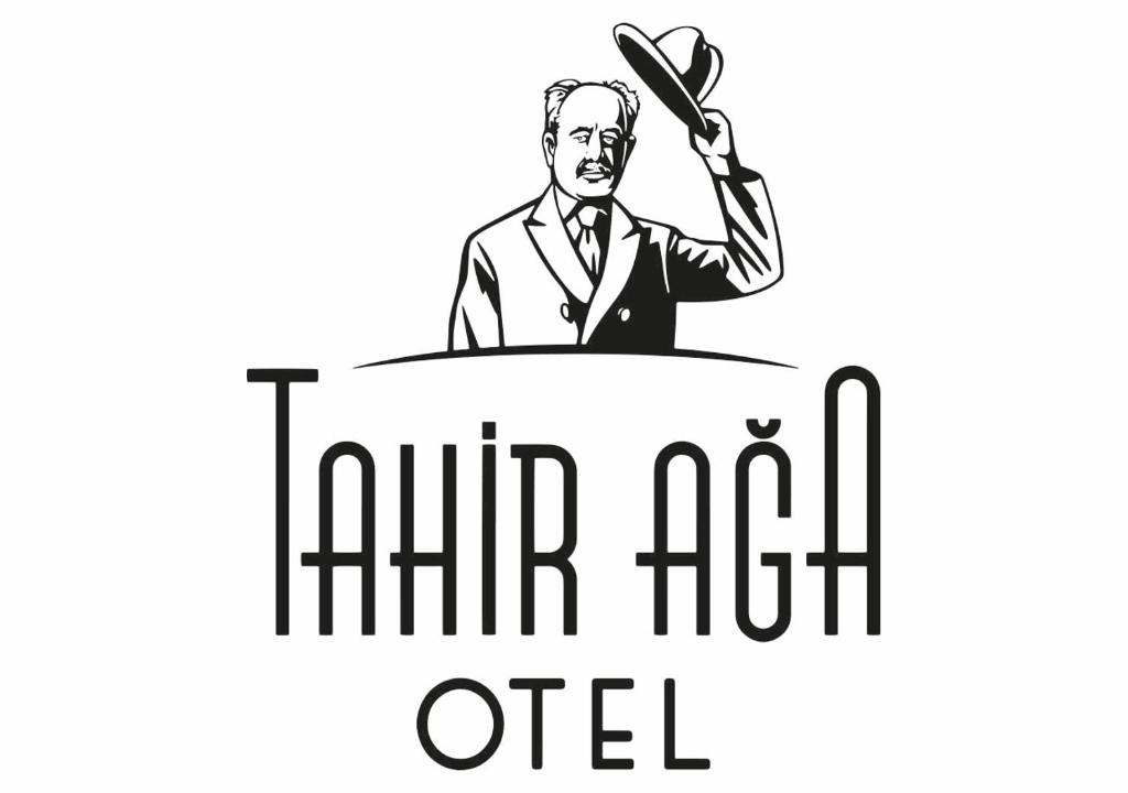 達特恰的住宿－Tahirağa Otel，穿着西服的人手里拿着勺子站在桌子旁