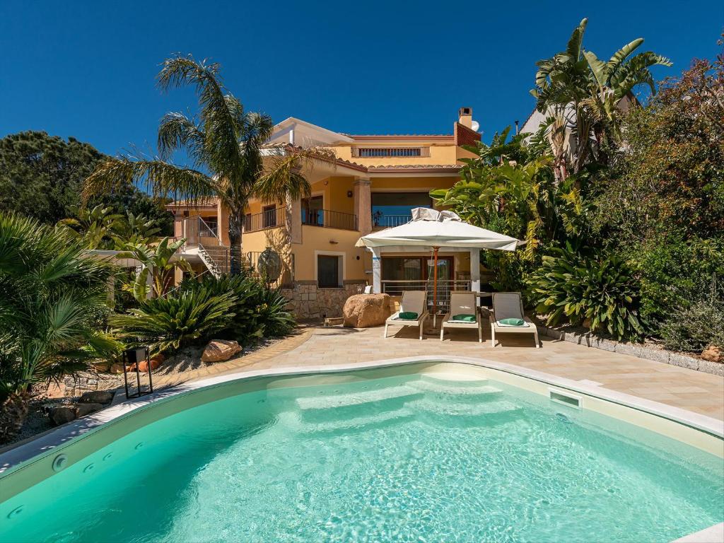 uma piscina em frente a uma casa em Giglio di Chia - Your Dream Holiday em Domus de Maria