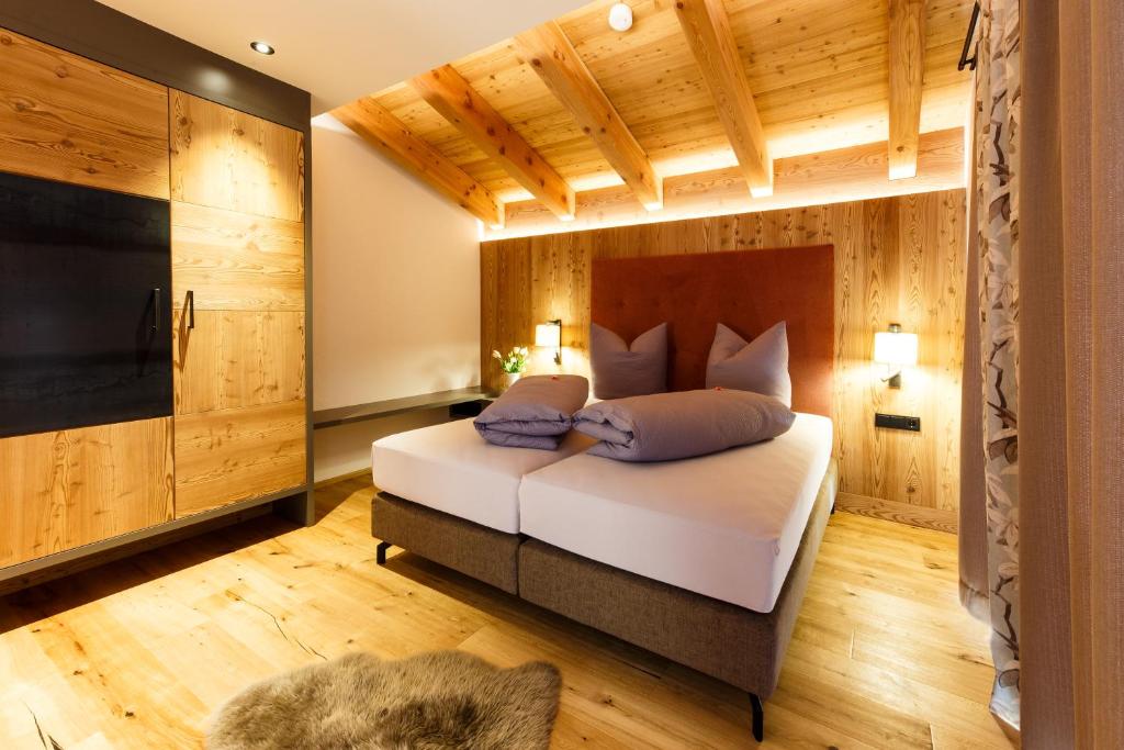 Tempat tidur dalam kamar di Fischerstraum am See Suite