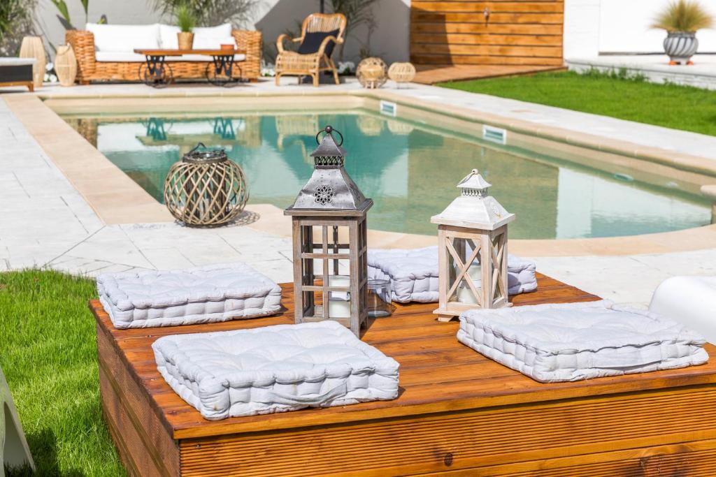 basen z poduszkami na drewnianym tarasie obok basenu w obiekcie Mary's Home w mieście Nea Artaki