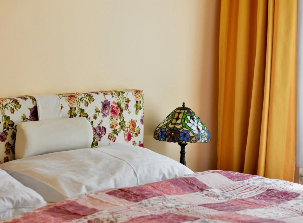 Altwienerhof Boutique Hotel房間的床