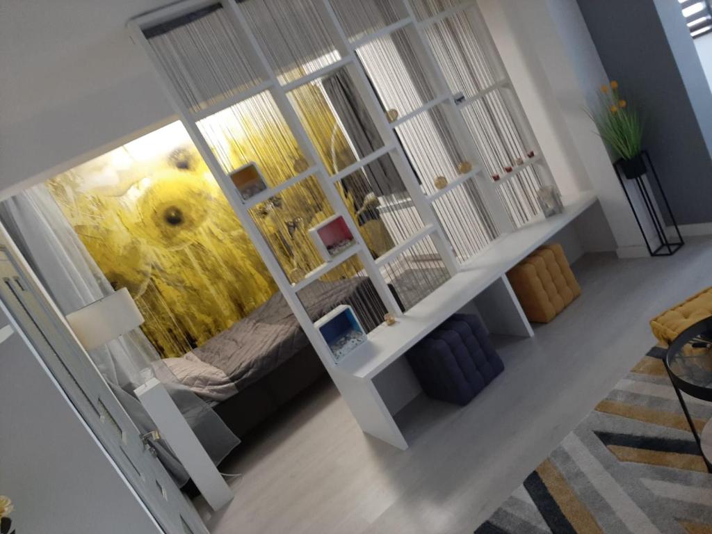 una stanza con un grande uccello giallo in gabbia di Studio a Tulcea