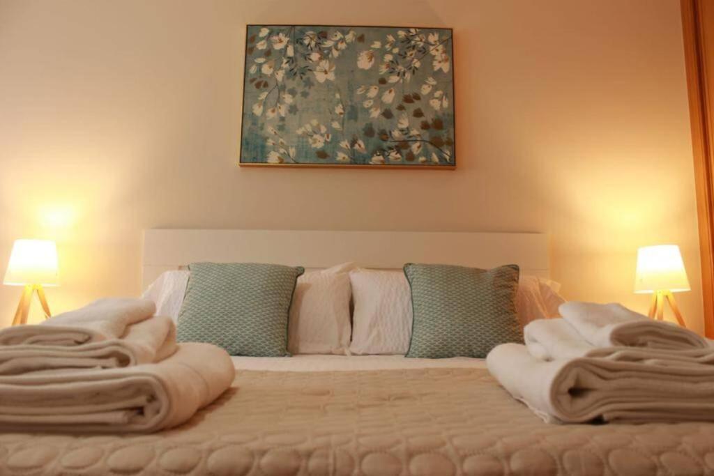 um quarto com uma cama com toalhas em Apartamento Riomar em Ribadumia