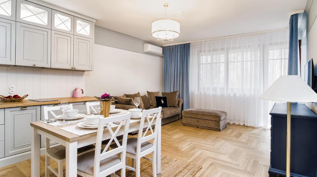 Kuchyňa alebo kuchynka v ubytovaní Apartament ,,Cesarski Dwór”