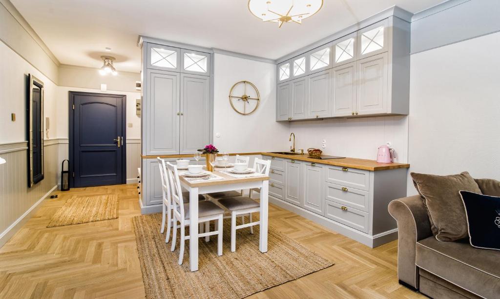Kuchyňa alebo kuchynka v ubytovaní Apartament ,,Cesarski Dwór”