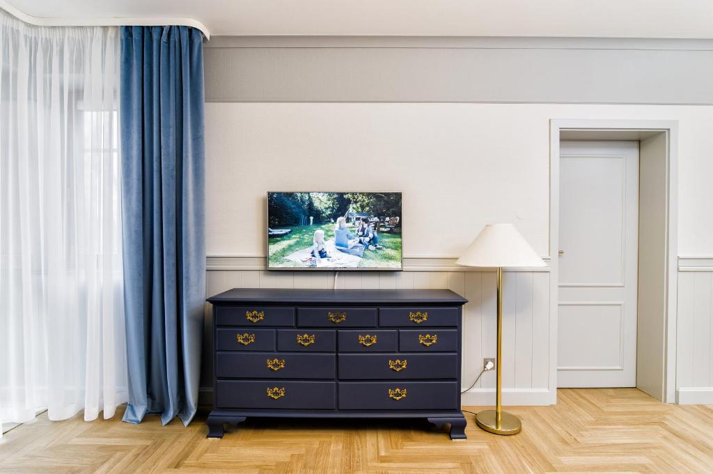 Televízia a/alebo spoločenská miestnosť v ubytovaní Apartament ,,Cesarski Dwór”