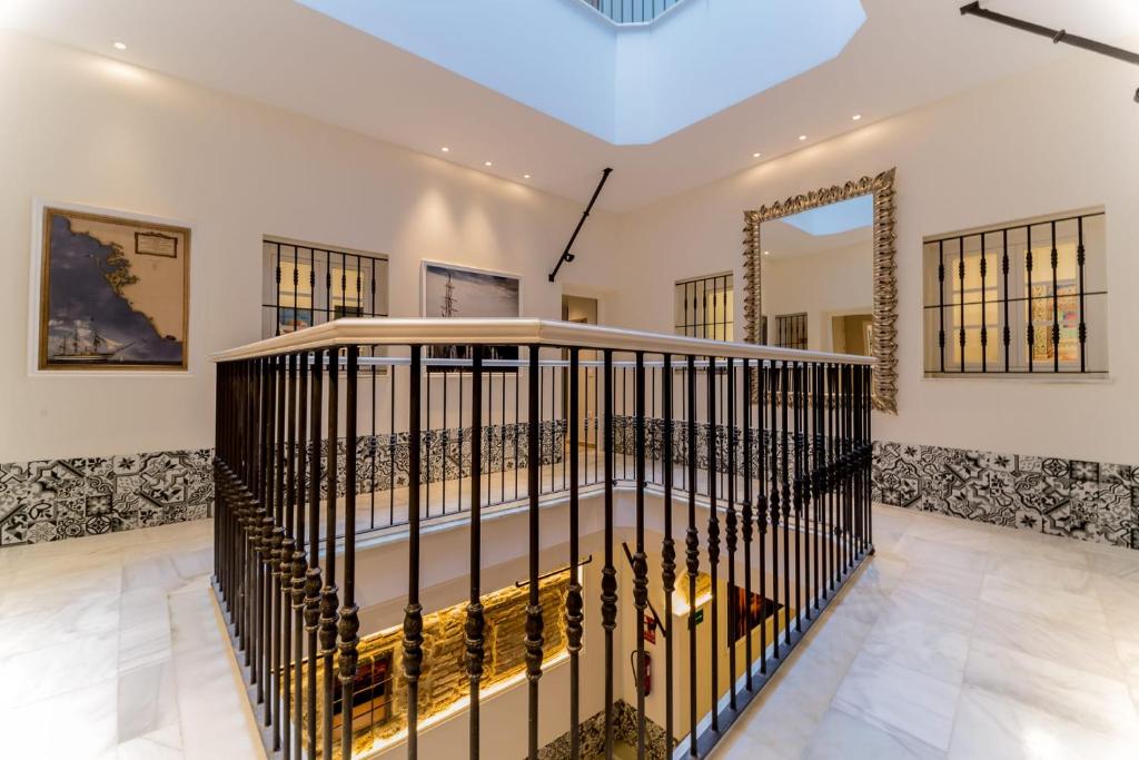 escalera de caracol en una habitación con espejo en Apartamento Cadiz Centro Fabio Rufino, en Cádiz
